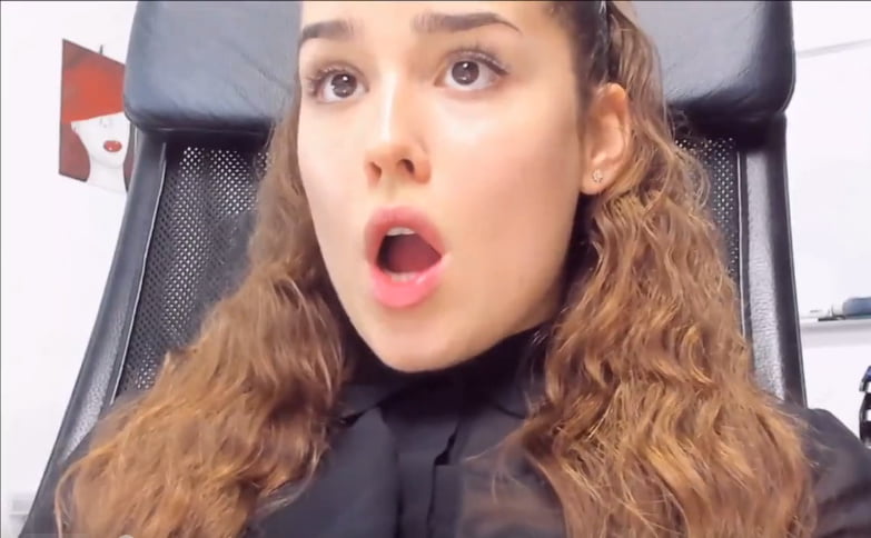 Une brune bandante, bouche ouverte
 #88535192