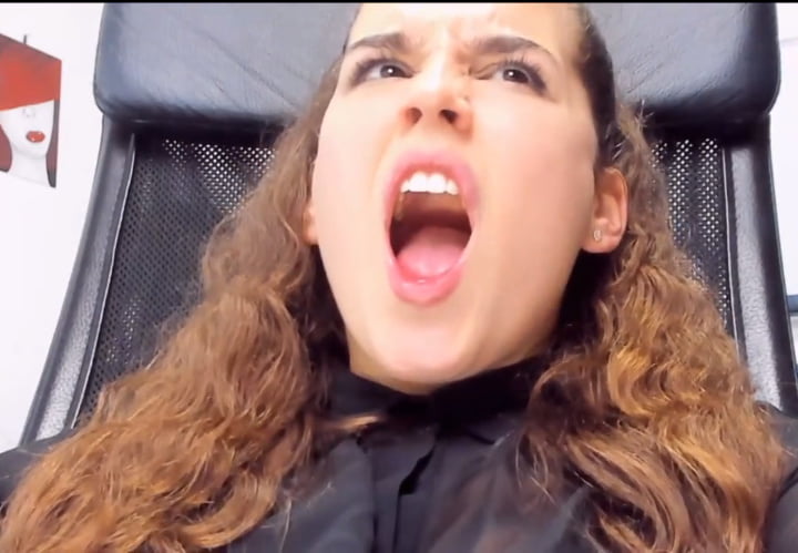 Une brune bandante,  bouche ouverte #88535194