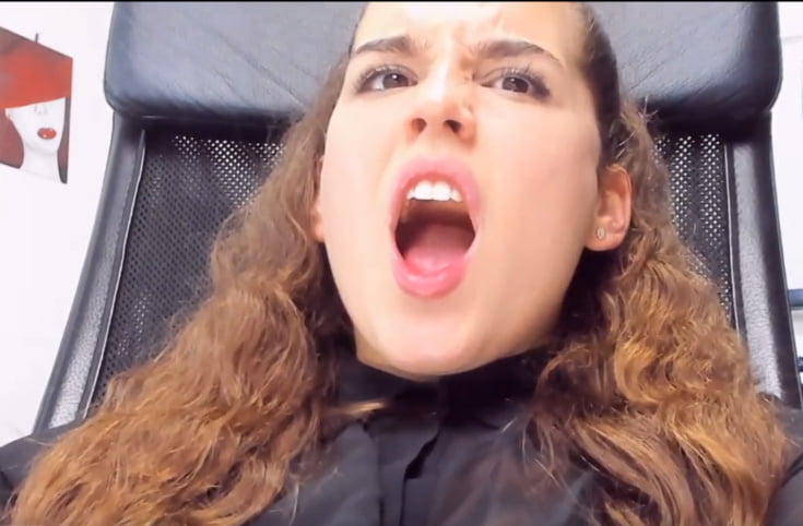 Une brune bandante,  bouche ouverte #88535196