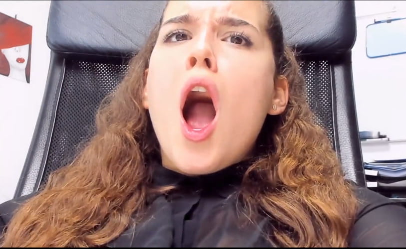 Une brune bandante,  bouche ouverte #88535198