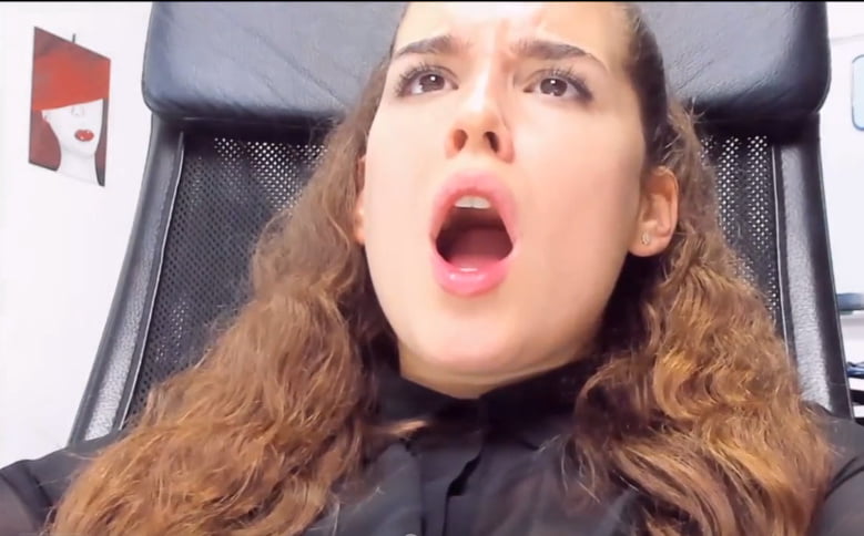 Une brune bandante, bouche ouverte
 #88535199