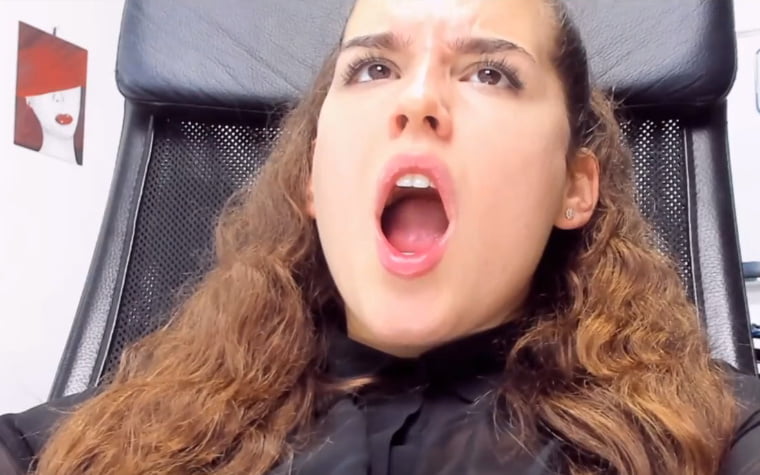 Une brune bandante,  bouche ouverte #88535201