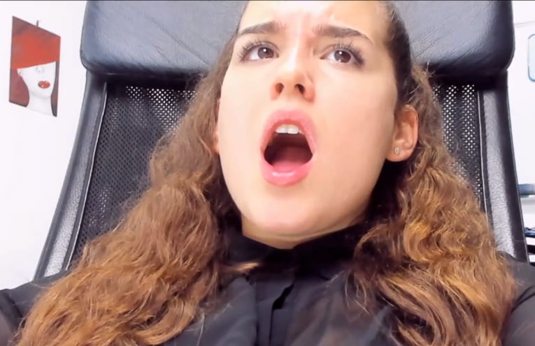 Une brune bandante,  bouche ouverte #88535203