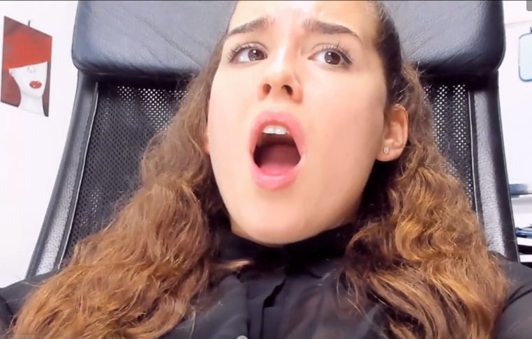 Une brune bandante,  bouche ouverte #88535205