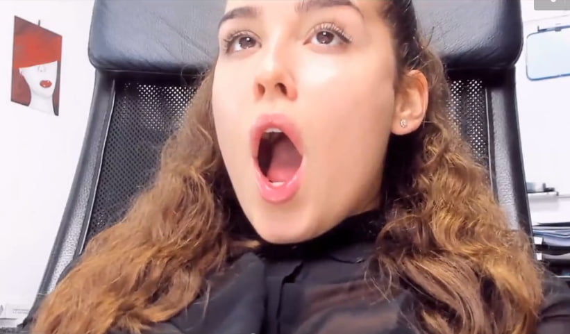 Une brune bandante,  bouche ouverte #88535207