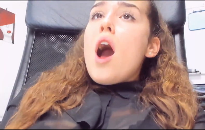 Une brune bandante,  bouche ouverte #88535209