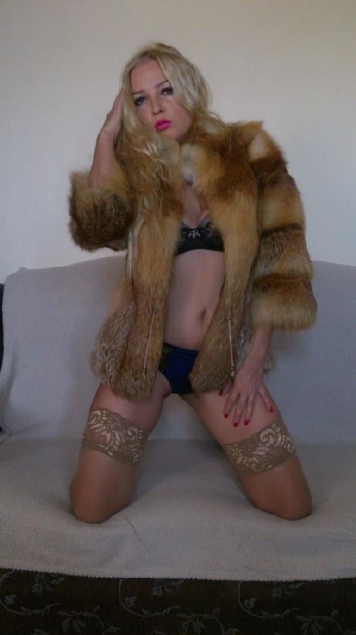 Russe blonde posant sur le canapé dans des bas bronzés brillants.
 #90454503