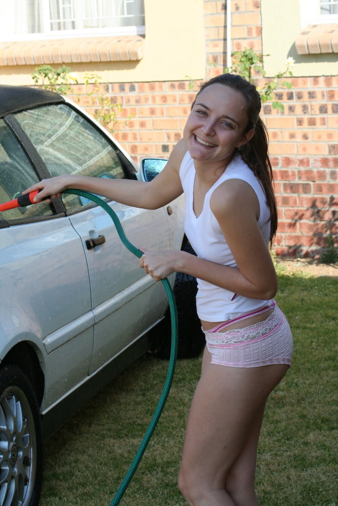 Davida, salope, mouillée et nue, lave sa voiture à l'extérieur.
 #93488786