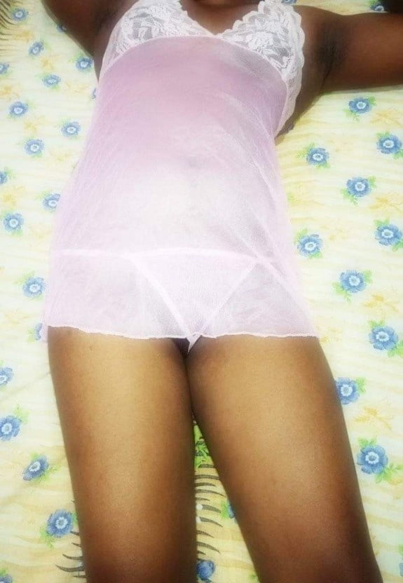 Zia dello Sri Lanka in camicia da notte rosa
 #95799104