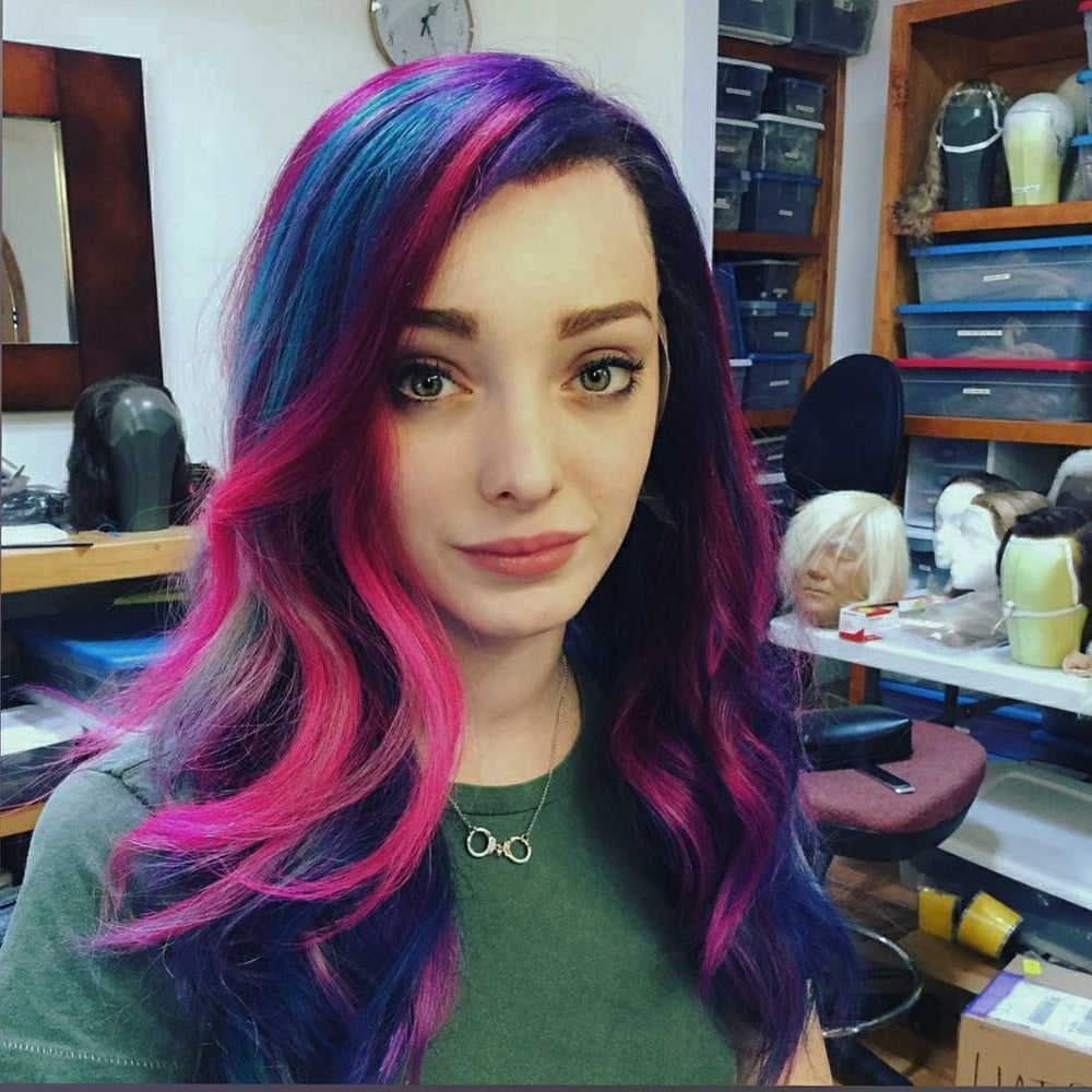 Emma Dumont tiny dancer #95137902