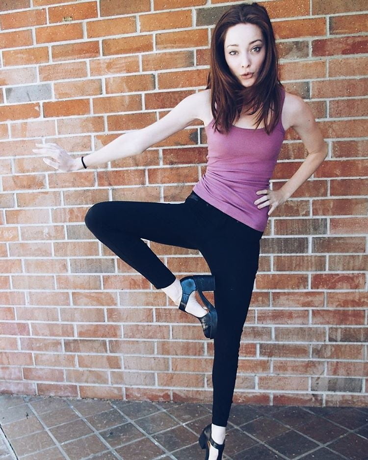 Emma Dumont tiny dancer #95138040