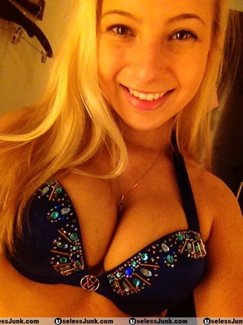 露出した妻たち 11
 #93891304