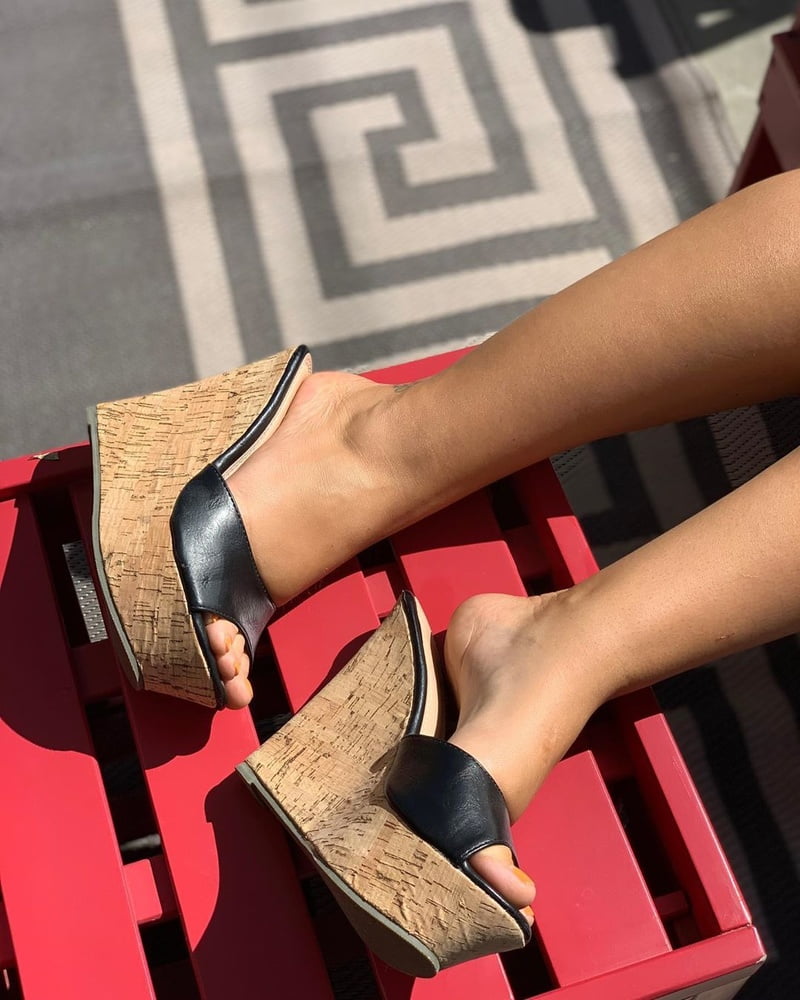 Zoccole e piedi sexy #102848527