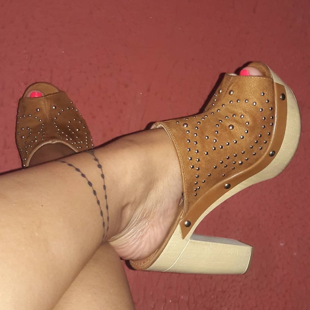 Zoccole e piedi sexy #102848556