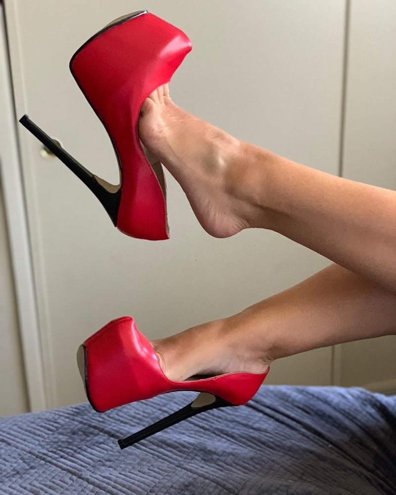 Zoccole e piedi sexy #102848561