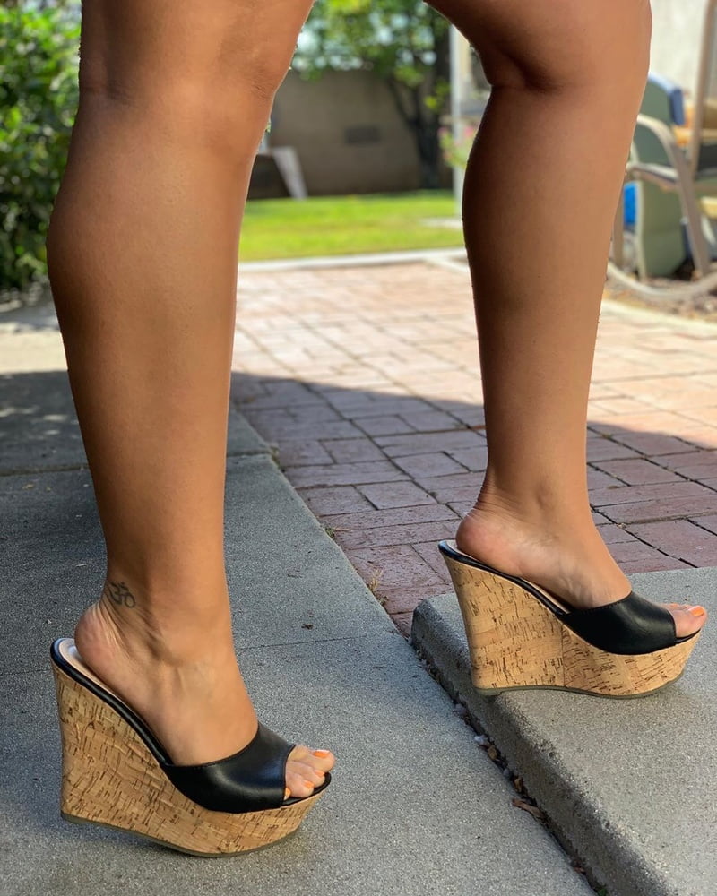 Zoccole e piedi sexy #102848627