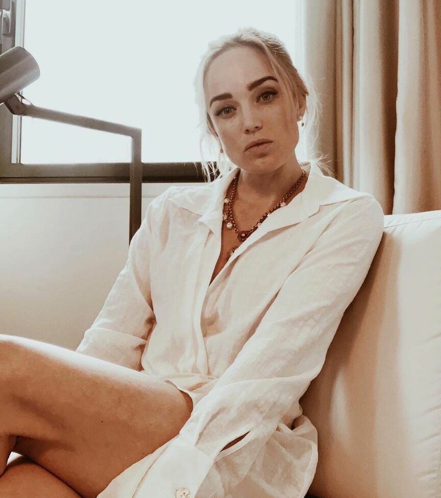 Caity Lotz desnuda #109253540