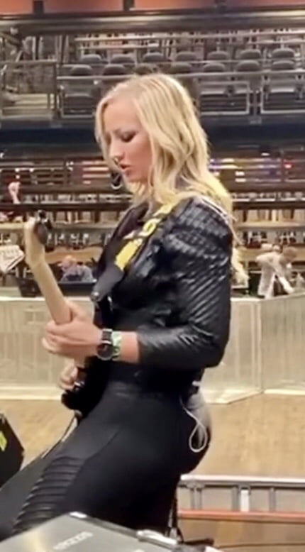 Nita strauss
 #104999584