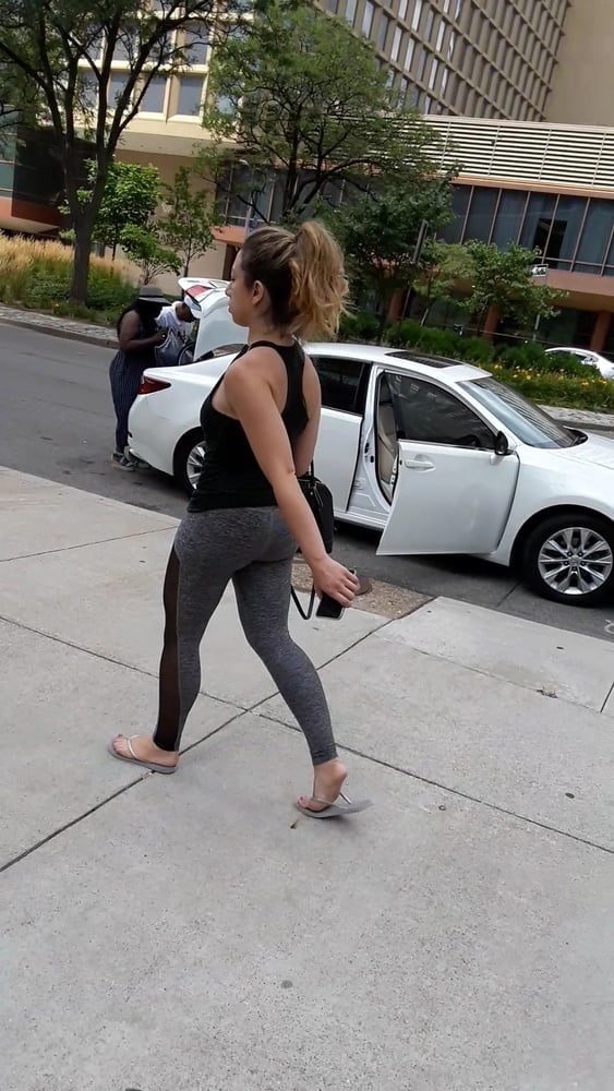 Sexy Frauen in Flip Flops
 #94889599