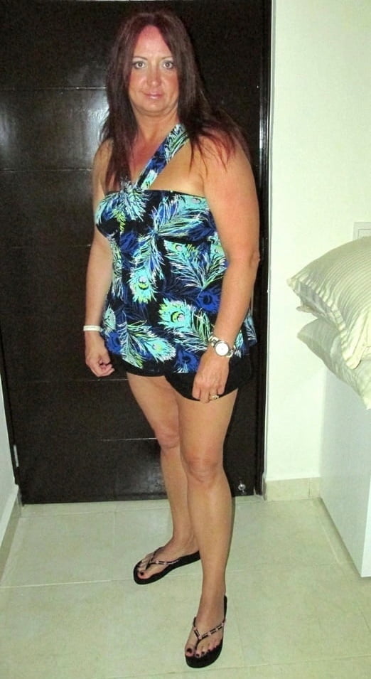 Sexy Frauen in Flip Flops
 #94890051