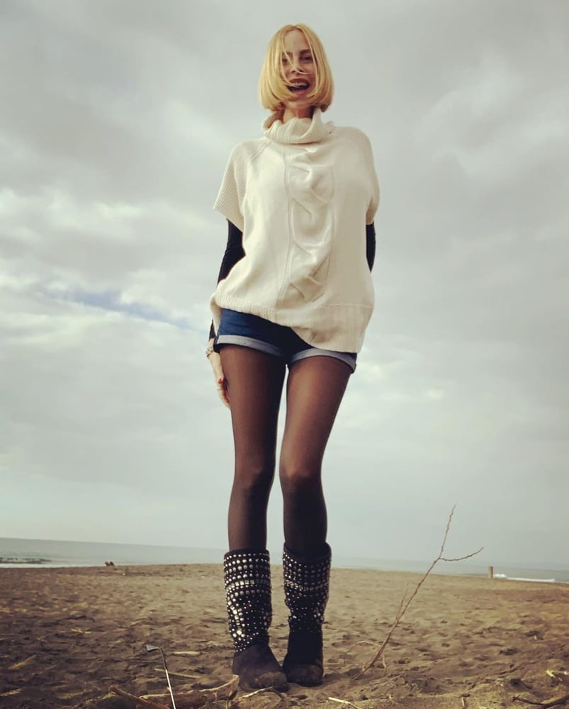 Ma di troie ce ne son tante...? e di donne...?
 #101843282