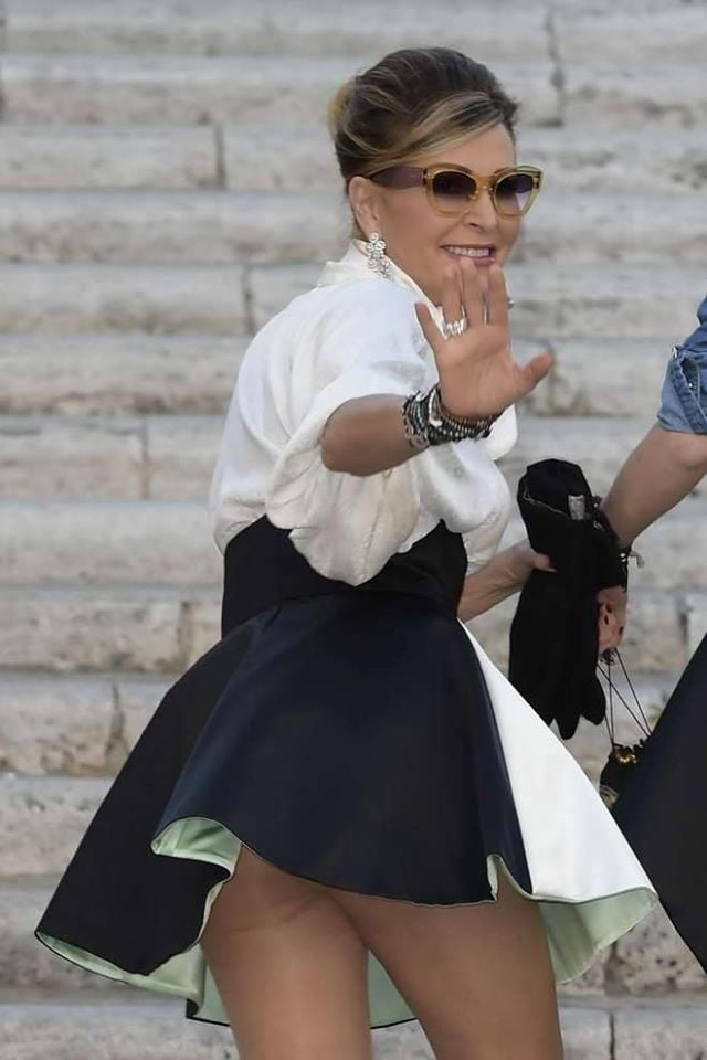 Ma di troie ce ne son tante...? e di donne...?
 #101843887