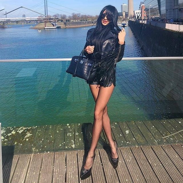 Ma di troie ce ne son tante...? e di donne...?
 #101844017