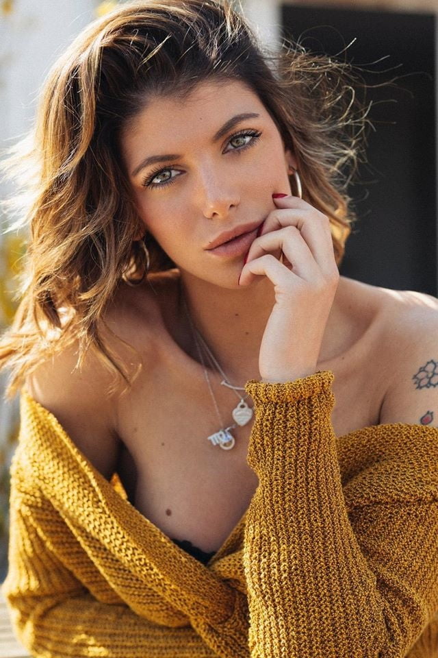 Ma di troie ce ne son tante...? e di donne...?
 #101844143