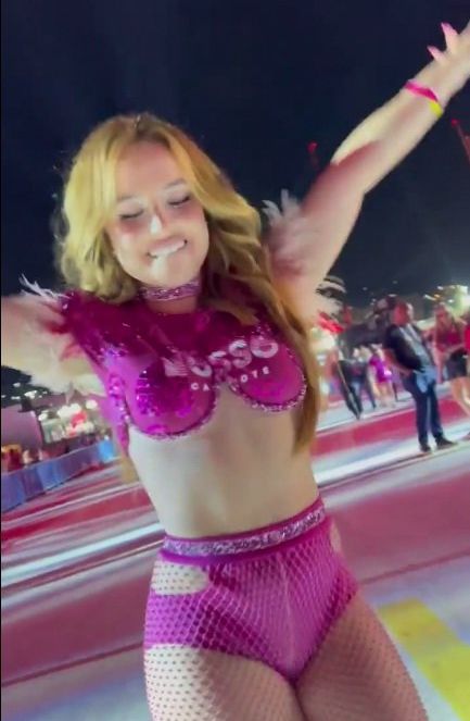 Larissa Manoela nackt #107928318