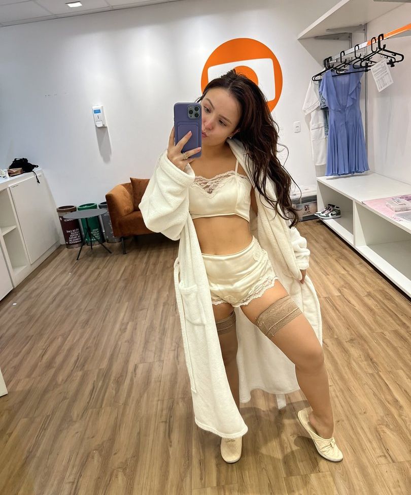 Larissa Manoela nackt #107928448