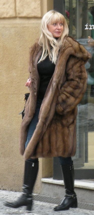 Femme en manteau de fourrure 27
 #89915827