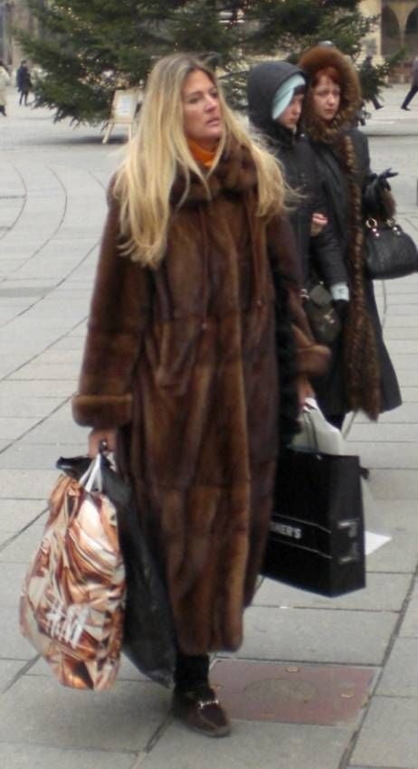 毛皮のコートを着た女性 27
 #89915861