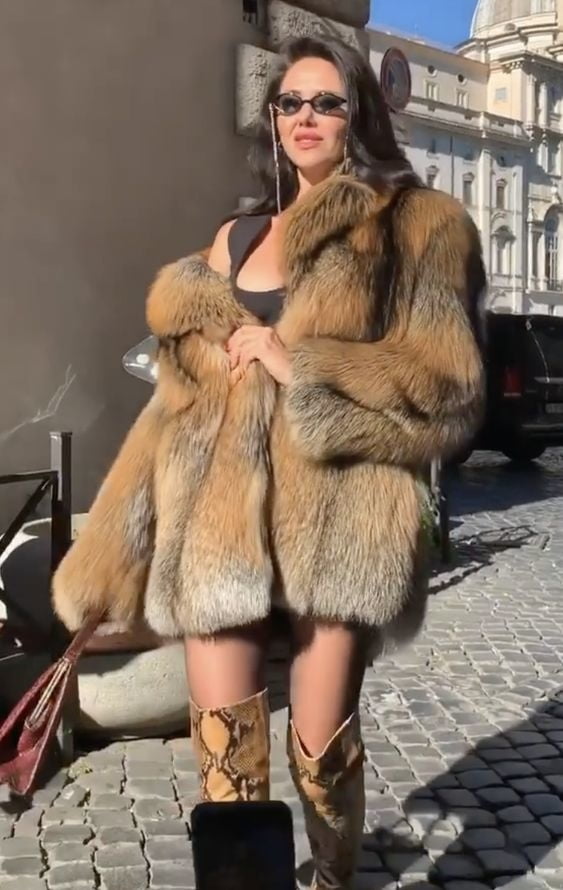 woman in fur coat 27 #89916008