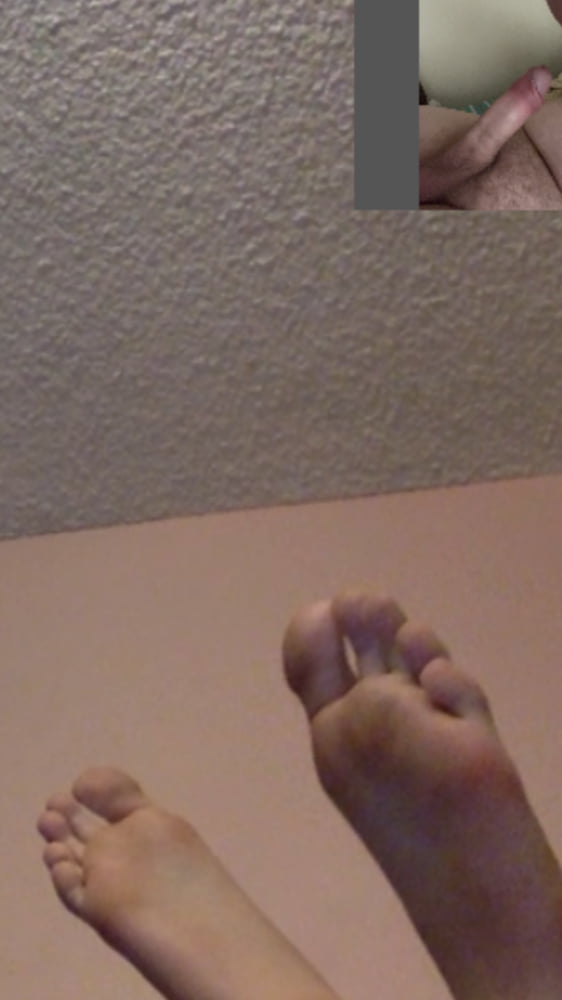 Schlampen zeigen Füße vor der Kamera
 #97116358