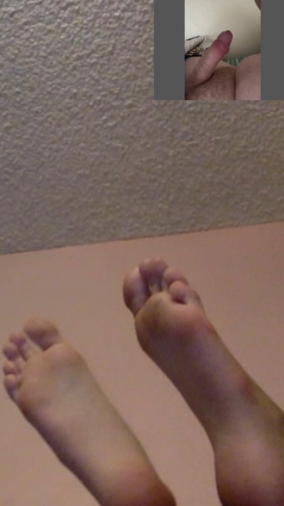 Schlampen zeigen Füße vor der Kamera
 #97116364