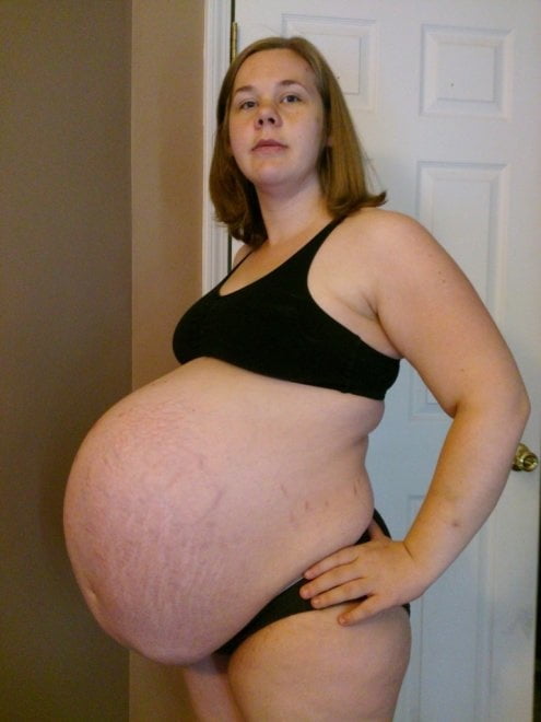 Riesiger schwangerer Bauch und Brüste
 #79920716