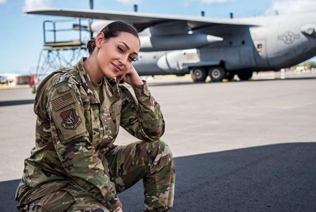 Sostenete le nostre truppe: le ragazze militari più sexy di sempre!
 #93178945
