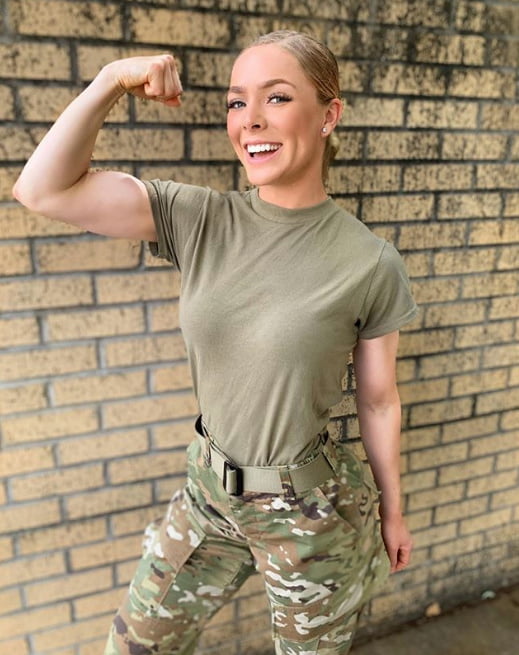 Sostenete le nostre truppe: le ragazze militari più sexy di sempre!
 #93179062