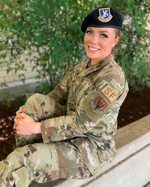 Sostenete le nostre truppe: le ragazze militari più sexy di sempre!
 #93179071
