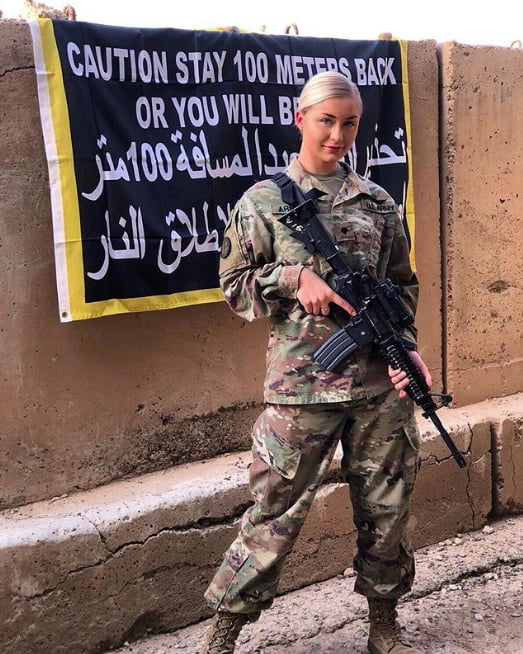 Sostenete le nostre truppe: le ragazze militari più sexy di sempre!
 #93179083