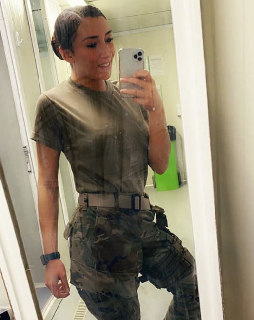 Sostenete le nostre truppe: le ragazze militari più sexy di sempre!
 #93179095