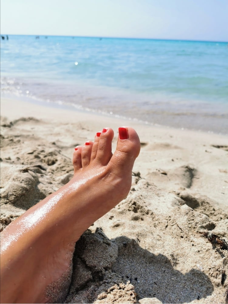 Donna dora füße am strand
 #92421854
