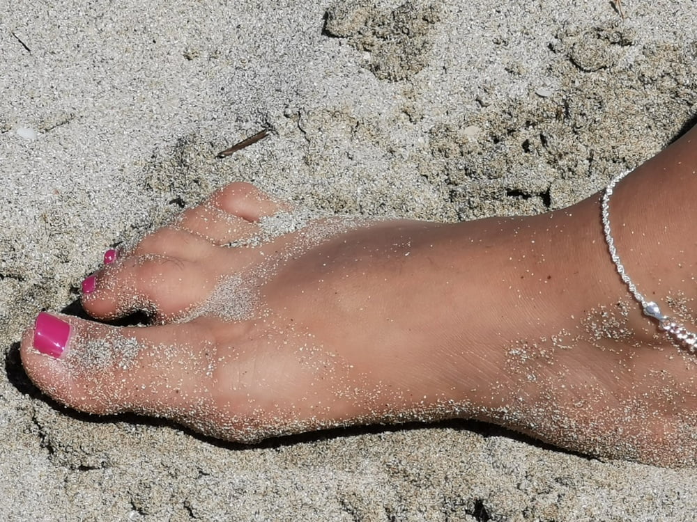 Donna dora pies en la playa
 #92421877