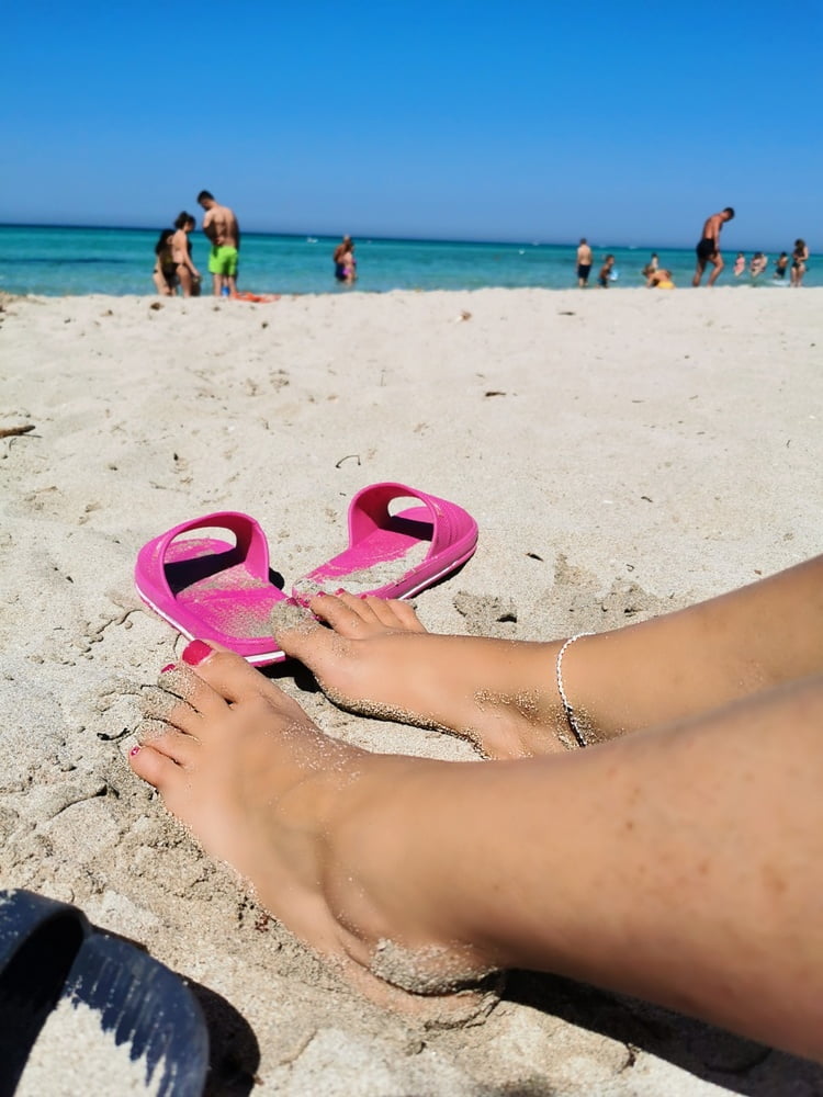 Donna dora pies en la playa
 #92421880