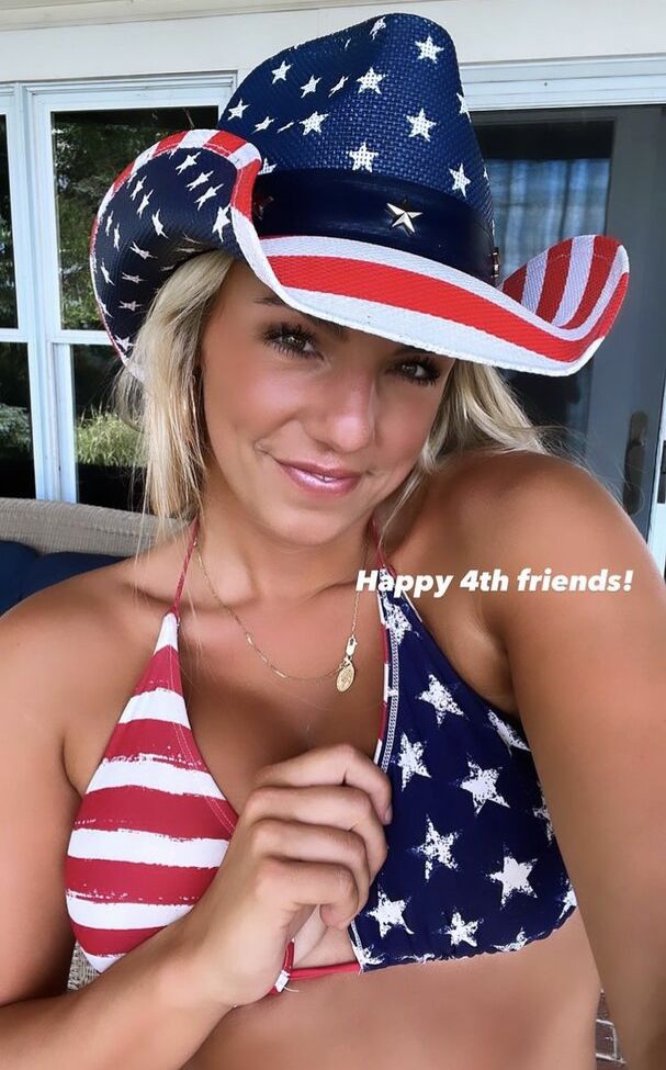 Annie Agar desnuda #108619770