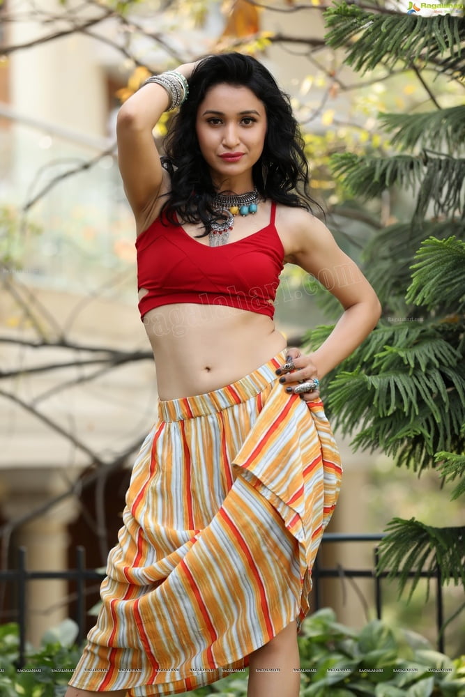 Deliciosas axilas desi
 #88144862