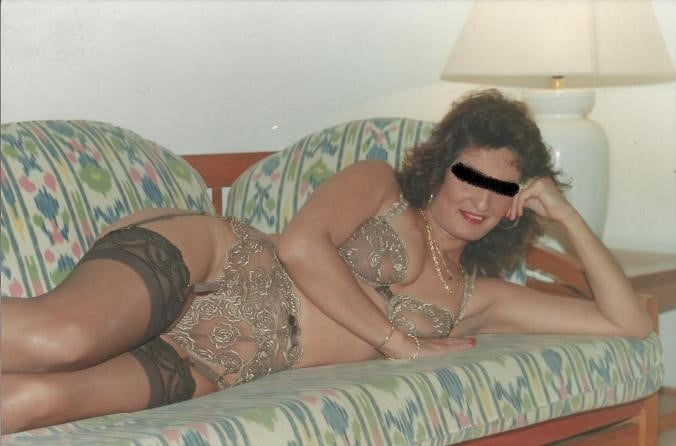 Lingerie sexy matura sul divano 4
 #88510423