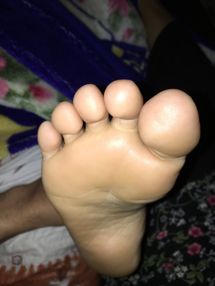 Amateur indische Füße
 #91650816