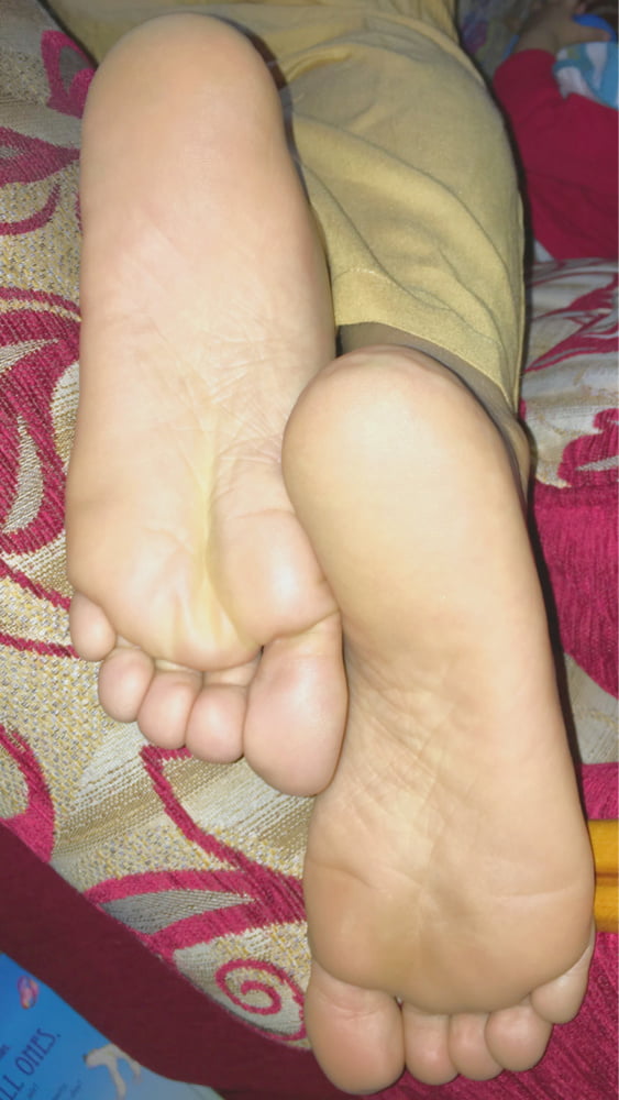 Amateur indische Füße
 #91650821