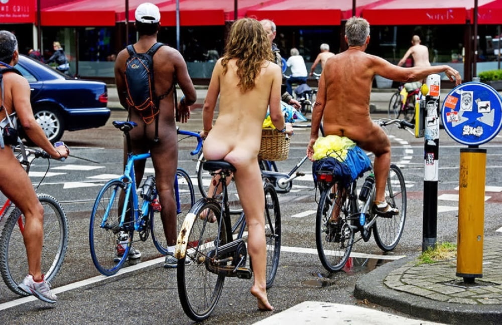 Ragazza si spoglia per strada per un giro in bicicletta nuda
 #105242331